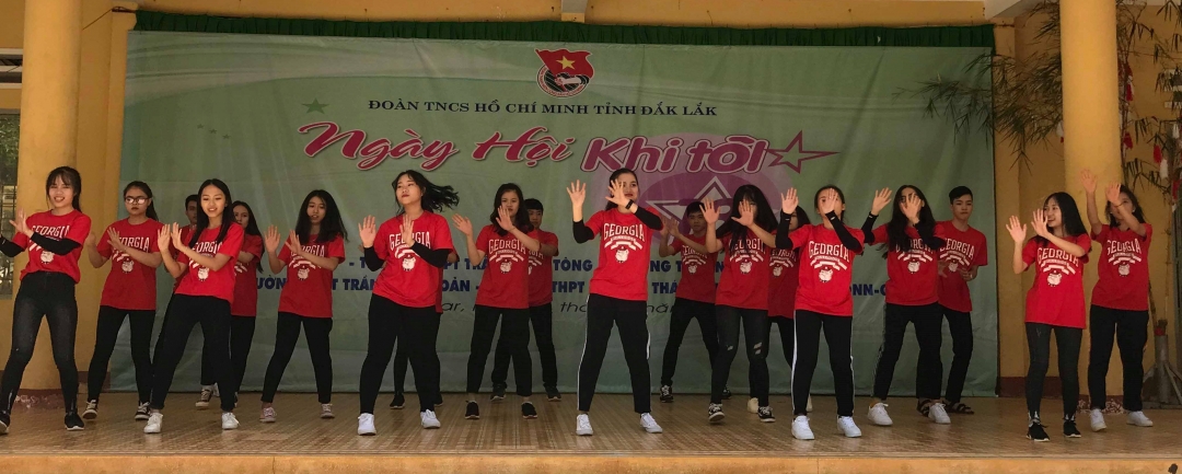 Phần thi dân vũ của Trường THPT Trần Nhân Tông