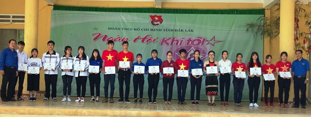 Tỉnh Đoàn trao học bổng cho các em học sinh nghèo vượt khó