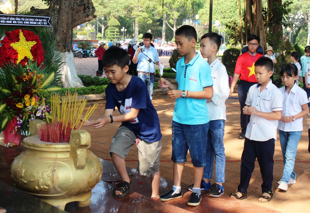 Các em thiếu nhi dâng hương tại Đài tưởng niệm các liệt sỹ Nam tiến