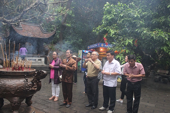 Du khách thắp nén tâm nhang, tỏ lòng thành kính tại Khu di tích lịch sử Đền Hùng.  