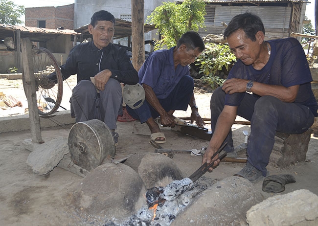 Lò rèn truyền thống của người Xê Đăng ở xã Ea Yiêng.