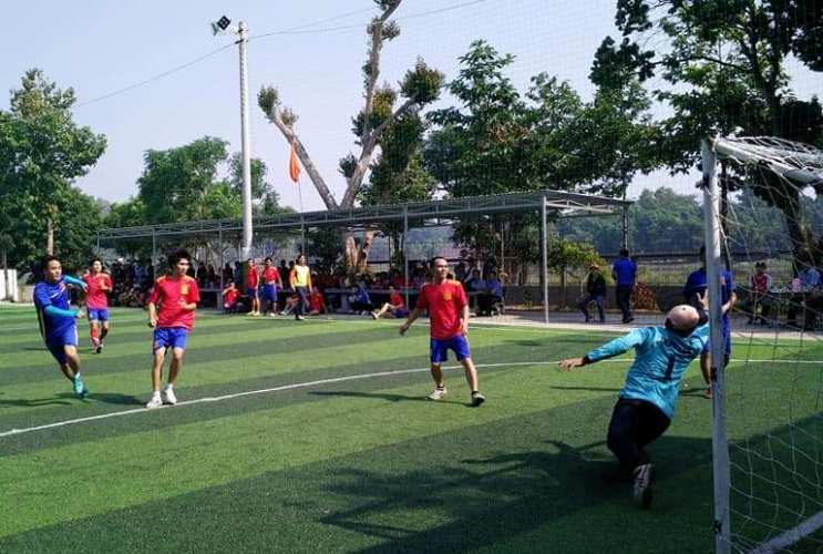 Một trấn đấu giữa Trường THPT Lắk (áo đỏ) và Trường THPT Y Jut. 