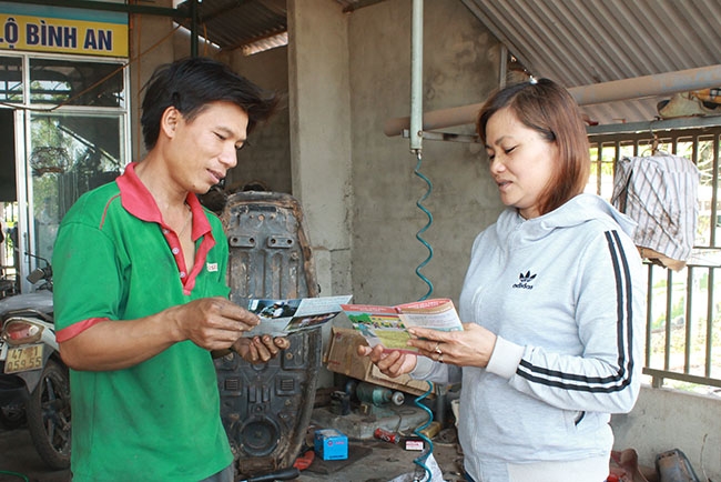 Cộng tác viên y tế thôn 7, xã Ea Wer, huyện Buôn Đôn hướng dẫn người bệnh về việc dùng thuốc,  tuân thủ đúng phác đồ điều trị.   