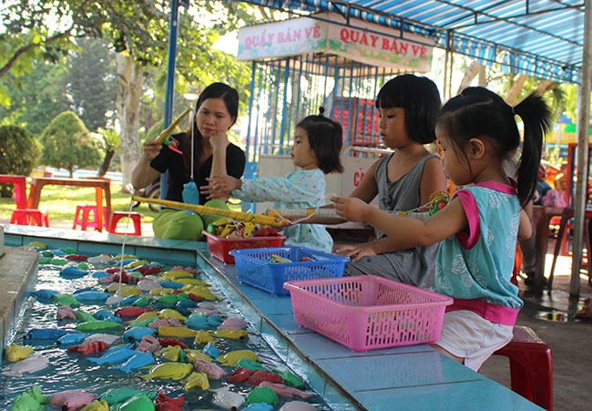 Trẻ em cần được yêu thương, chăm sóc, bảo vệ.      