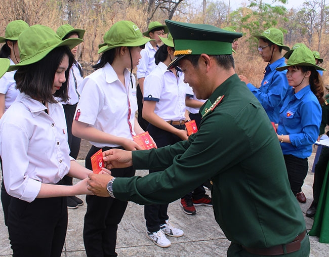 Đại diện Thành Đoàn Buôn Ma Thuột và Đoàn thanh niên Bộ đội Biên phòng tỉnh trao Thẻ Đoàn cho đoàn viên mới.