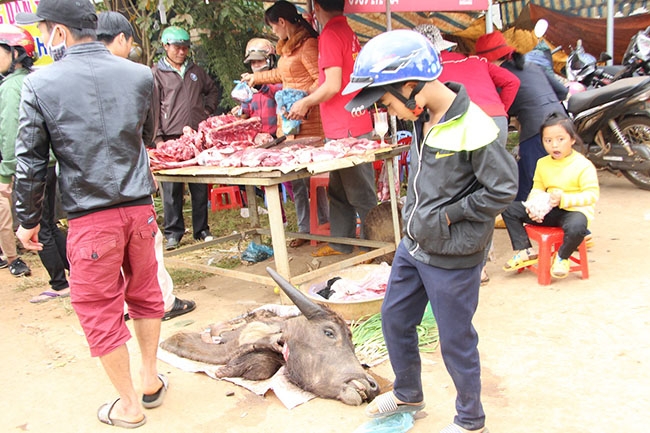 Bán thịt trâu ngay trong khuôn viên Lễ hội Văn hóa Việt Bắc, xã Ea Tam, huyện Krông Năng. 