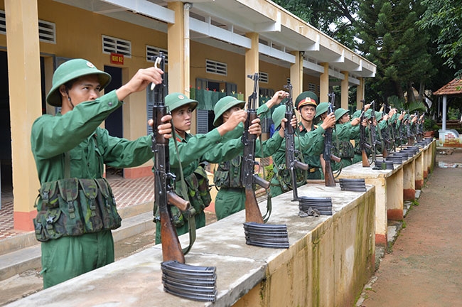 Chiến sĩ mới Tiểu đoàn 9 bảo quản vũ khí. 