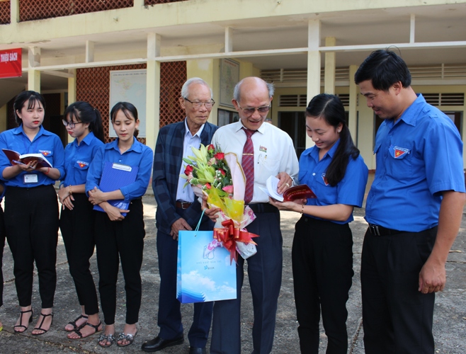 Các thầy giáo, nhà văn trao đổi, chia sẻ với sinh viên Trường Cao đẳng Sư phạm Đắk Đắk về những câu chuyện trong cuốn sách