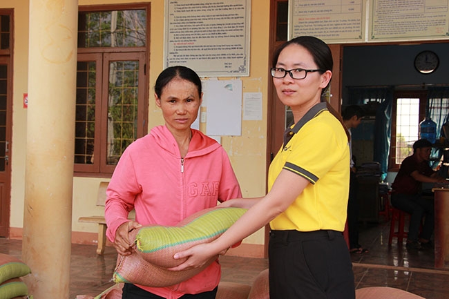 Mạnh thường quân trao gạo hỗ trợ cho gia đình bà Hồ Thị Lựu.