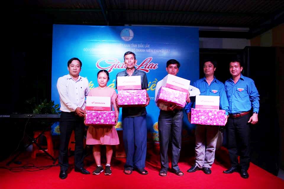Đại diện Hội LHTN Việt Nam tỉnh tặng quà cho thanh niên khuyết tật