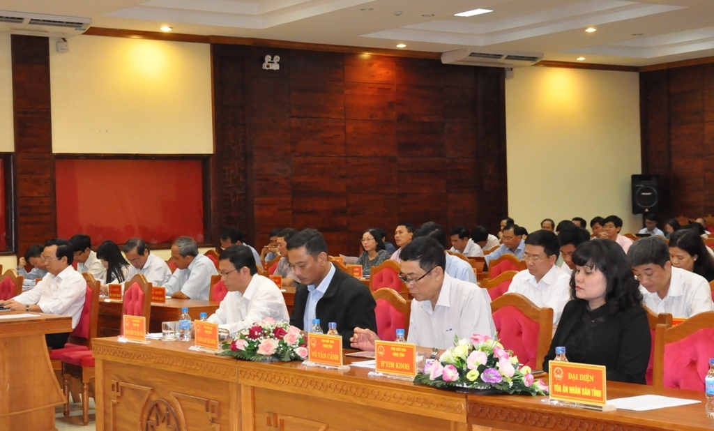 Các đại biểu tham dự phiên họp định kỳ đánh giá tình hình thực hiện nhiệm vụ phát triển kinh tế - xã hội, bảo đảm quốc phòng - an ninh quý I, triển khai nhiệm vụ quý II - năm 2018. Ảnh: G.Nam