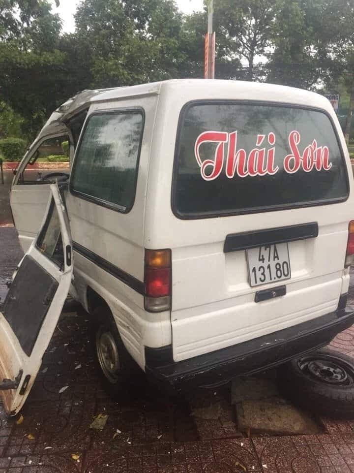 Chiếc xe ô tô gặp nạn.