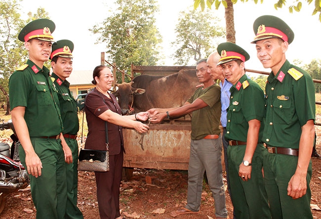 Ban CHQS huyện, Hội Liên hiệp Phụ nữ huyện Cư M’gar và chính quyền địa phương trao bò giống cho hộ nghèo buôn Pốk B, thị trấn Ea Pốk.