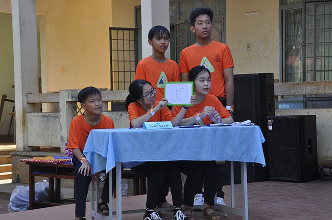 Các em học sinh  ở huyện  Krông Năng tham gia Hội thi.   