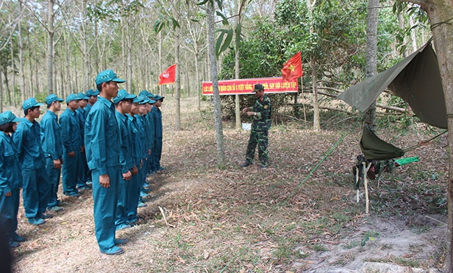Các chiến sĩ dân quân học kỹ thuật mắc tăng võng..