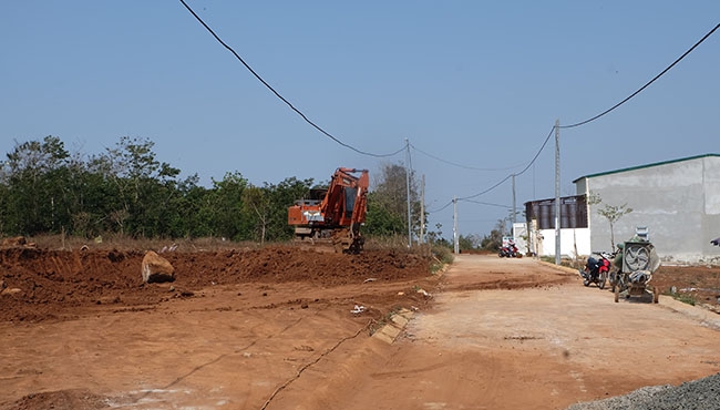 Trên địa bàn xã Cư Êbur, một số đơn vị vẫn tiếp tục san ủi mặt bằng để chia lô.