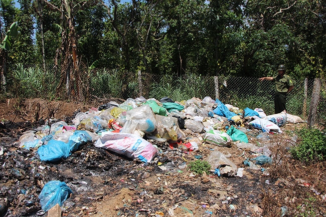 Bãi rác tập trung khu vực chợ An Bình, xã Ea Hu (huyện Cư Kuin) gây ô nhiễm môi trường. 