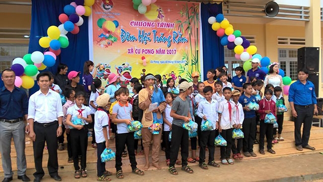 Đoàn xã phối hợp với chính quyền xã Cư Pơng tổ chức chương trình “Đêm hội trăng rằm” năm 2017. 