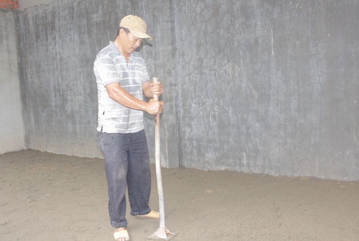 Anh Nguyễn Văn Sâm làm việc giữa trời nắng gắt.