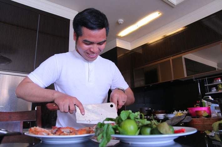Y Du La  vào bếp  làm món ăn của  người Êđê  cho bạn bè. 