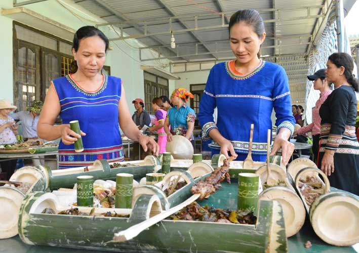 Người Xê Đăng dùng cây  lồ ô để làm  vật dụng  đựng thức ăn. 