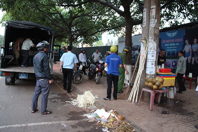Lực lượng quản lý trật tự đô thị kiểm tra, xử lý đối với những hộ kinh doanh lấn chiếm lòng đường, vỉa hè ở khu vực chợ Tân An. 