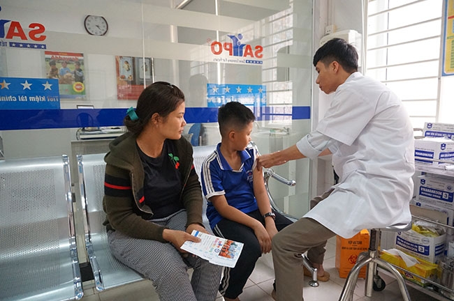 Tiêm vắcxin phòng bệnh dại tại Trung tâm Y tế dự phòng tỉnh. 