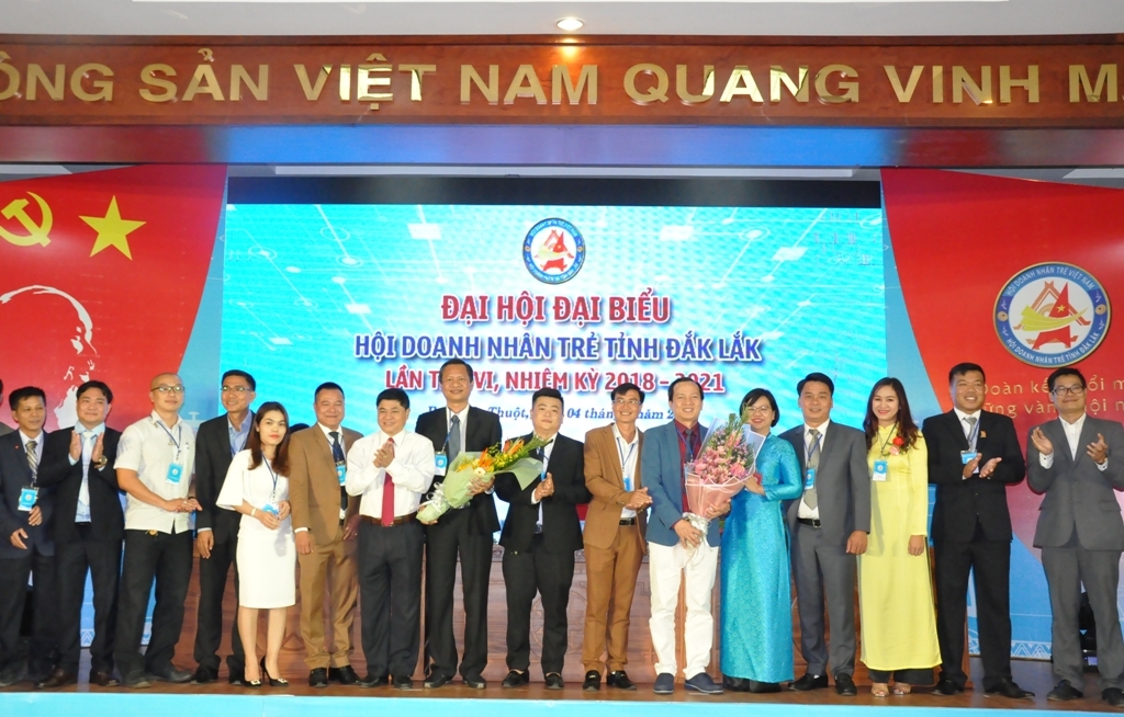 Phó Bí thư Thường trực Tỉnh ủy Phạm Minh Tấn tặng hoa chúc mừng Ban Chấp hành Hội Doanh nhân trẻ tỉnh Đắk Lắk nhiệm kỳ 2015 – 2018