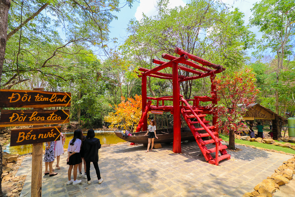 Theo tiếng Ê đê thì Troh Bư (Troh Bư) có nghĩa là “lũng cá lóc suối”. Từ một thung lũng xinh đẹp bị chặt phá trơ trọi, một người yêu rừng, yêu Tây Nguyên đã vất vả trong suốt gần hai mươi năm để tái tạo lại cảnh rừng xưa.