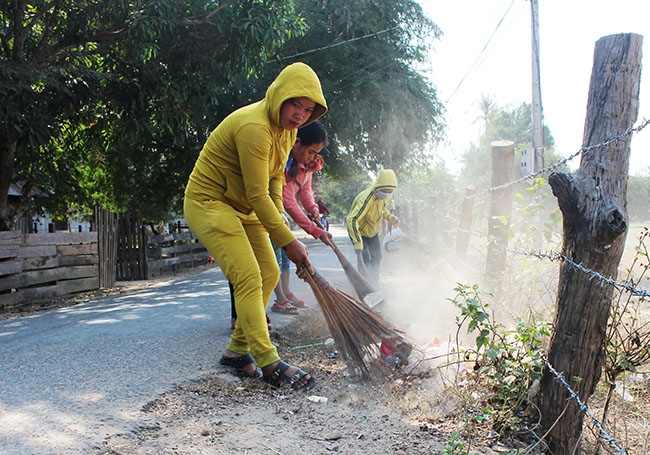 Hội viên phụ nữ buôn Jang Lành (xã Krông Na, huyện Buôn Đôn) dọn vệ sinh trên tuyến đường chính  dẫn vào buôn.  