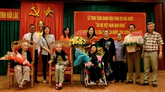 Bí thư Tỉnh ủy Êban Y Phu và thân nhân các Mẹ Việt Nam Anh hùng 