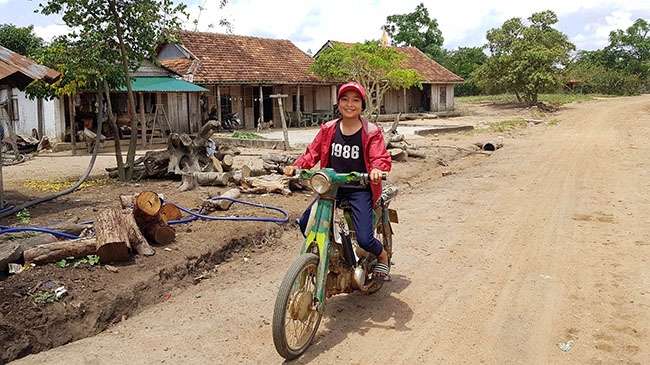 Một trường hợp chưa đủ tuổi điều khiển xe gắn máy và cũng không đội mũ bảo hiểm khi tham gia giao thông tại xã Ea Sin.