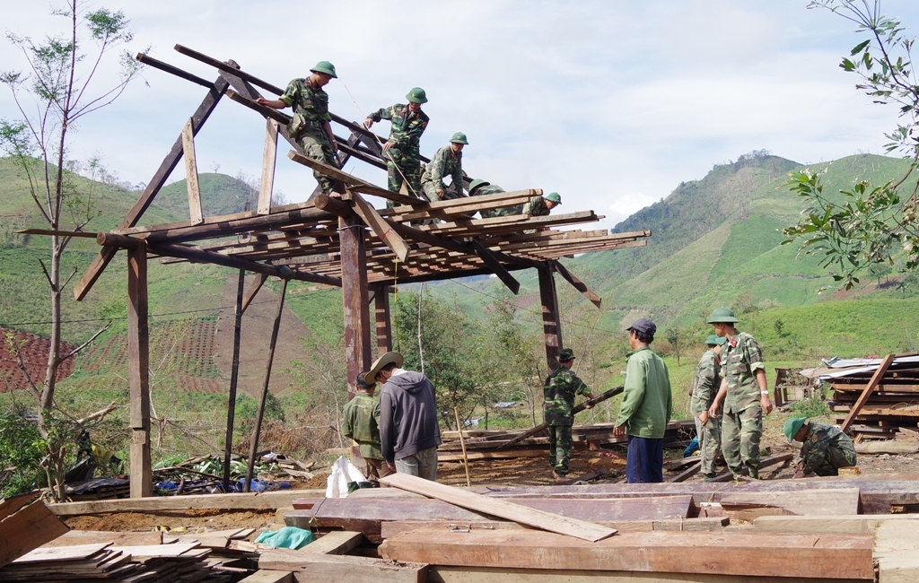 Lực lượng vũ trang tỉnh giúp dân khắc phục hậu quả thiên tai (Ảnh minh họa)