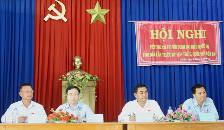 Đoàn ĐBQH tỉnh lắng nghe tâm tư, nguyện vọng của cử tri huyện Ea Kar. 