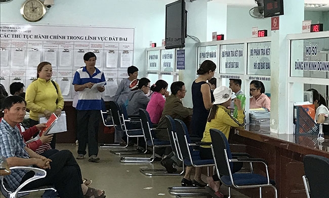 Người dân làm thủ tục tại bộ phận Một cửa của UBND TP. Buôn Ma Thuột.