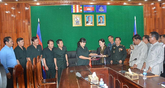 Lãnh đạo Ban chuyên trách hai tỉnh Đắk Lắk và Mundulkiri ký kết biên bản ghi nhớ. 