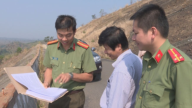 Cán bộ, chiến sĩ Phòng An ninh Kinh tế  - Công an tỉnh phối hợp với đại diện Công ty  Thủy điện Buôn Kuốp  khảo sát hiện trạng công trình trên thực địa.