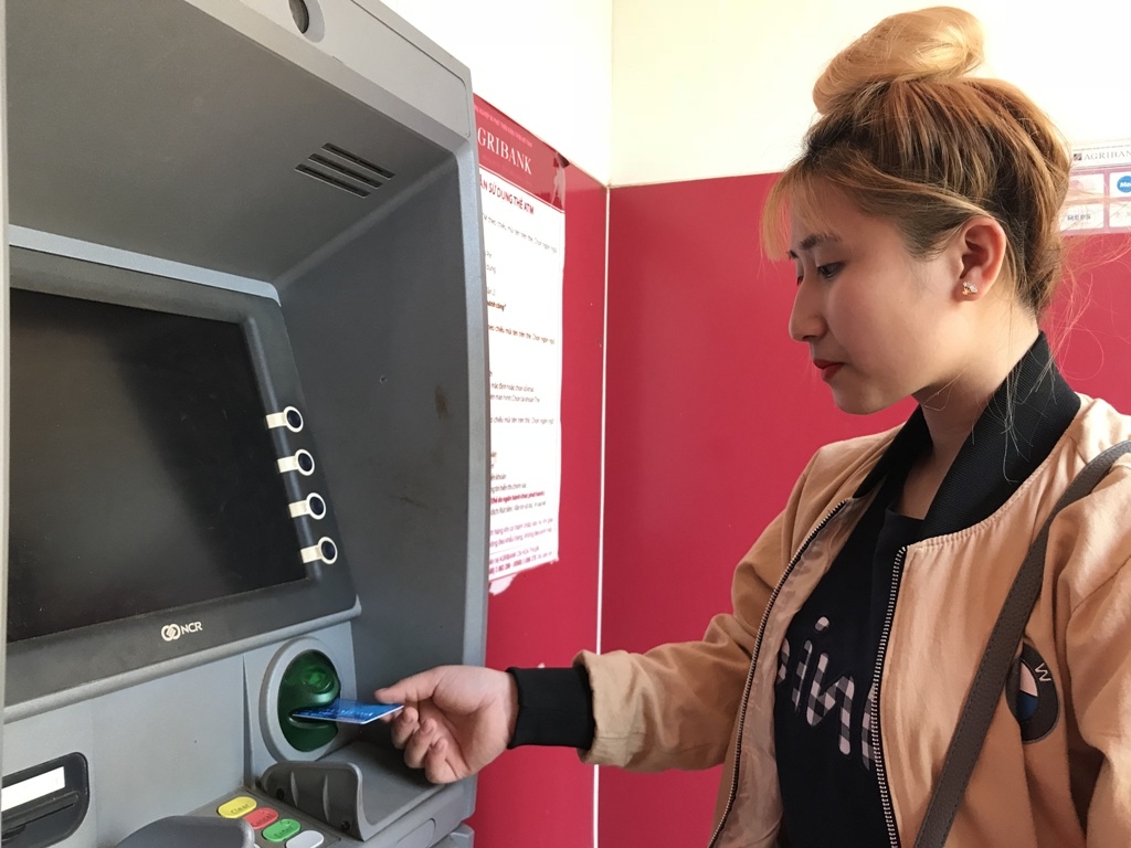 Khách hàng giao dịch tại một cây ATM của Ngân hàng NN-PTNT Chi nhánh Bắc Đăk Lăk.