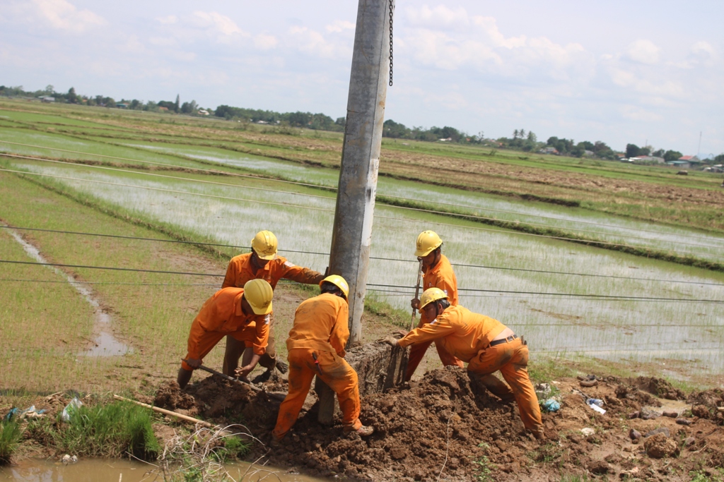 Nhân viên điện lực cố gắng sớm khắc phục các trụ điện gãy đổ trên địa bàn xã Ea Bung