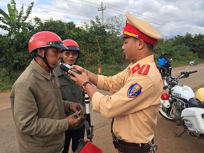 Cán bộ Đội CSGT (Công an huyện Cư M’gar) kiểm tra nồng độ cồn người điều khiển phương tiện giao thông trên địa bàn huyện.