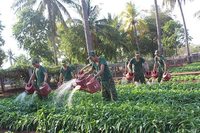 Chiến sĩ mới Tiểu đoàn 303 tăng gia sản xuất.  