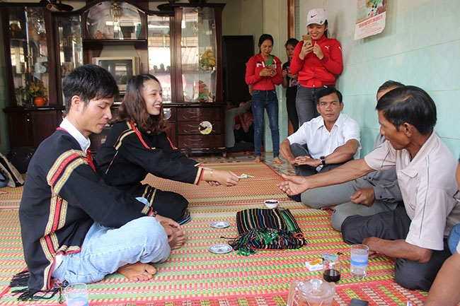 Y Goa Mlô và H’Ly Ka Niê trong ngày thỏa thuận thách cưới.
