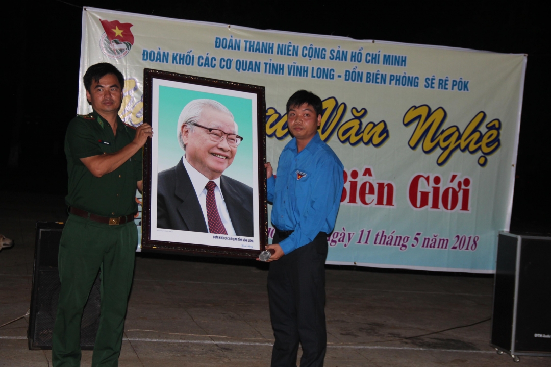 Đoàn Khối các cơ quan tỉnh Vĩnh Long trao tặng bức chân dung của Cố Thủ tướng Võ Văn Kiệt (quê tại Vĩnh Long) cho Đồn Biên phòng Sêrêpốk. 