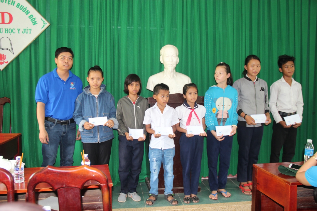 Đoàn Khối các cơ quan tỉnh Vĩnh Long tặng quà cho các em học sinh có hoàn cảnh khó khăn tại trường Tiểu học Y Jút
