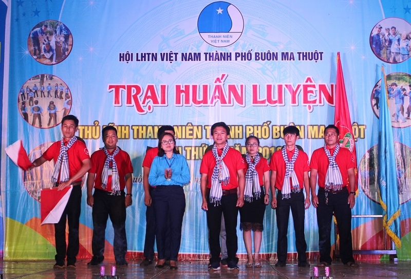 Đại diện Hội LHTN Việt Nam TP. Buôn Ma Thuột trao cờ và còi cho Ban huấn luyện