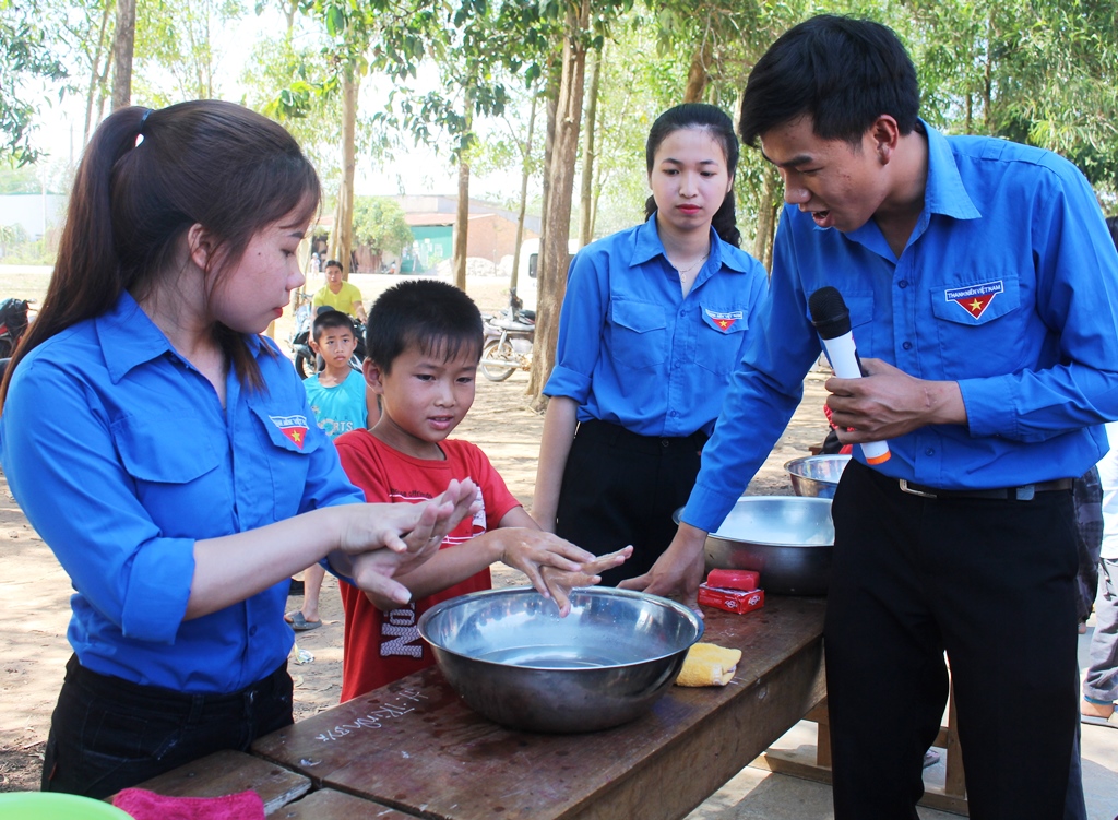 Và hướng dẫn các em 6 bước rửa tay cơ bản