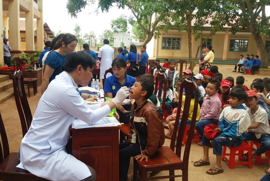 Các bác sĩ Bệnh viện đa khoa huyện Ea H’leo tổ chức khám răng cho các em học sinh