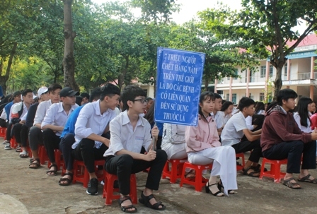 Đông đảo học sinh Trường THPT Hồng Đức tham gia lễ mít tinh.