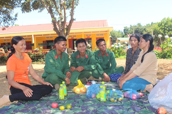 Người thân phấn khởi đến thăm chiến sĩ mới ở Tiểu đoàn 8 (Trung đoàn 95) vào ngày nghỉ cuối tuần. 