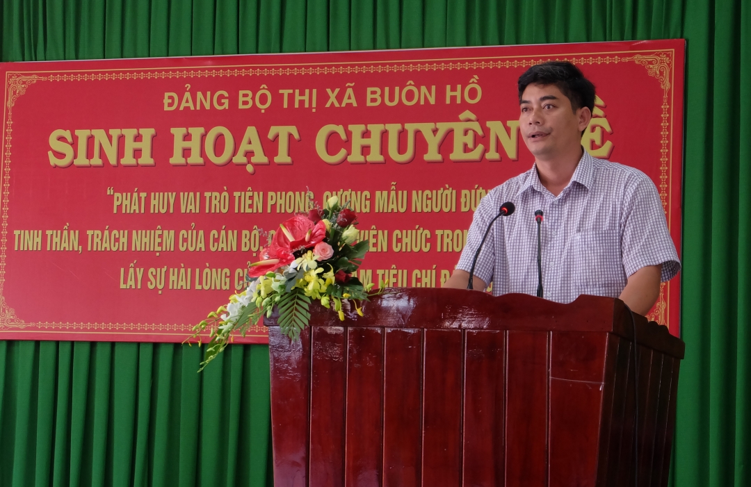 Đồng chí Y Vinh Tơr, Bí thư Thị ủy phát biểu tại buổi sinh hoạt